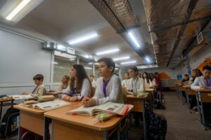 Barn i ett klassrum under mark.