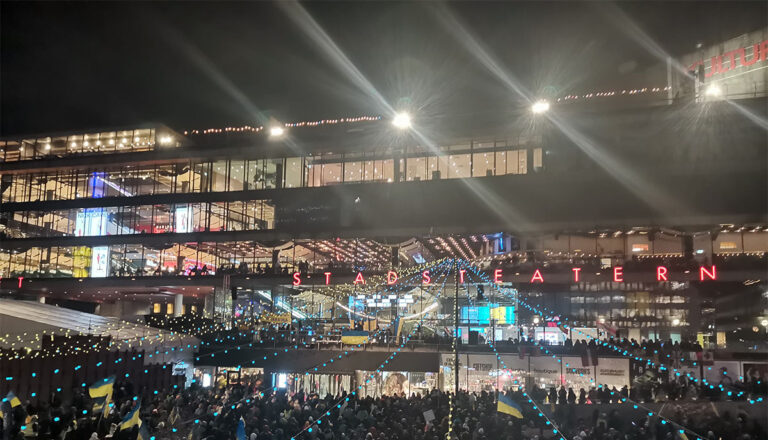 Demonstration för årsdagen av Rysslands invasion av Ukraina.