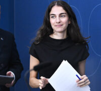 Två ministrar mot blå bakgrund.