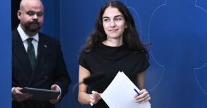 Två ministrar mot blå bakgrund.