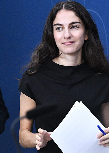 Två ministrar mot blå bakgrund.