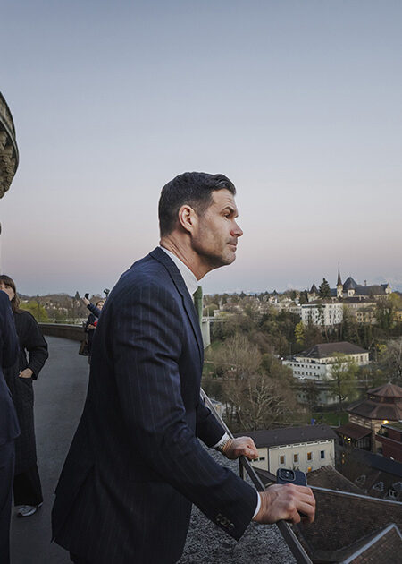 En man på en balkong med utsikt.