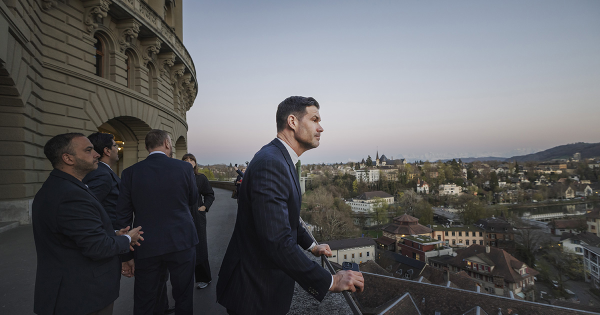 En man på en balkong med utsikt.