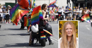 Prideparaden dykes on bikes.