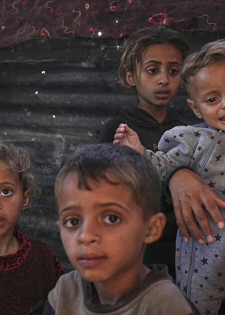 Fem barn och deras mamma.