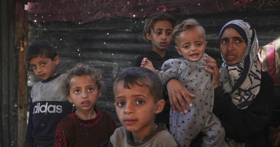 Fem barn och deras mamma.