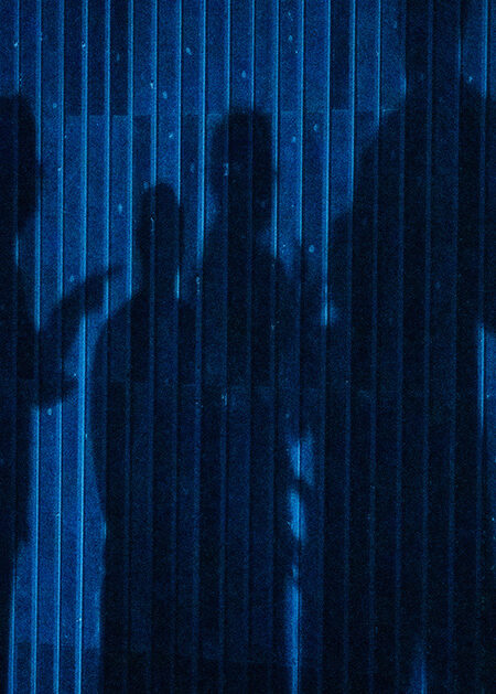 Siluetter av människor som står tillsammans. Skribenten inklippet.