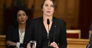 En kvinna i en talarstol.