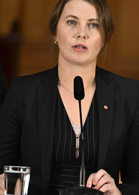 En kvinna i en talarstol.