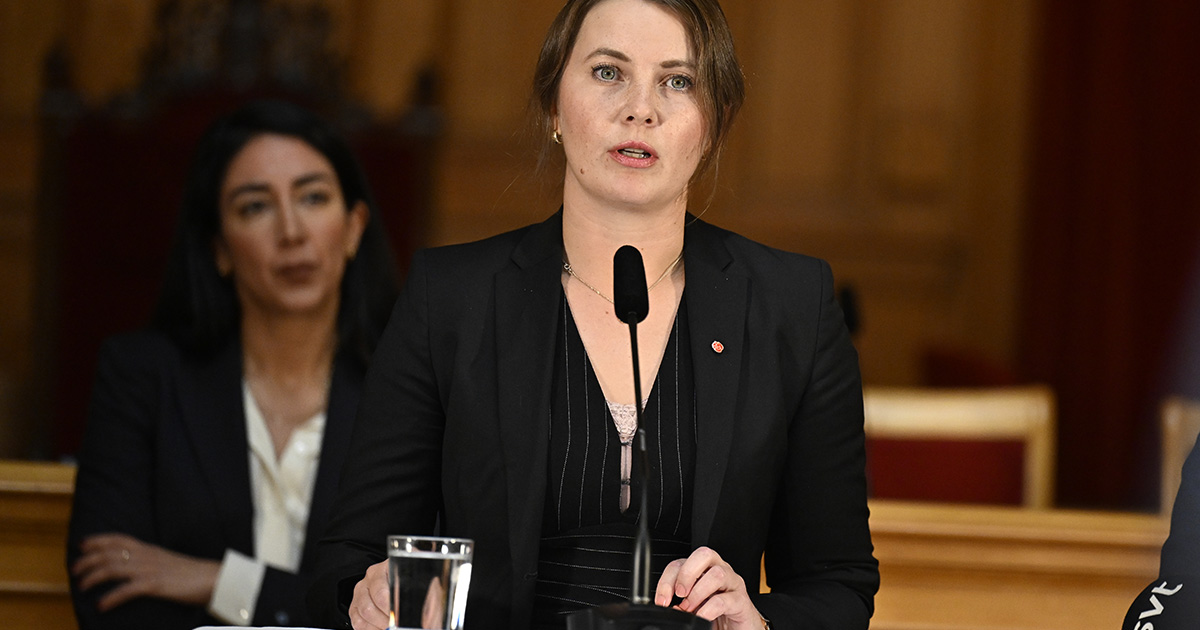 En kvinna i en talarstol.