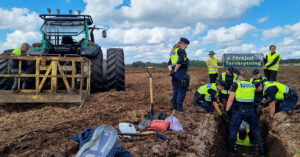 Poliser och aktivister på en torvmosse.