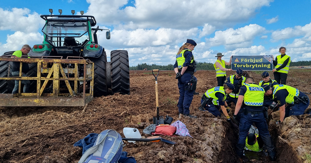 Poliser och aktivister på en torvmosse.