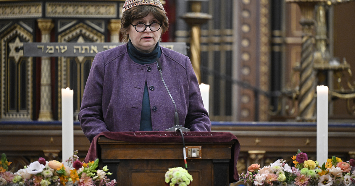 En kvinna och tre stearinljus.