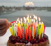 En tårta med hundra ljus.