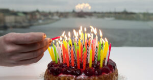 En tårta med hundra ljus.