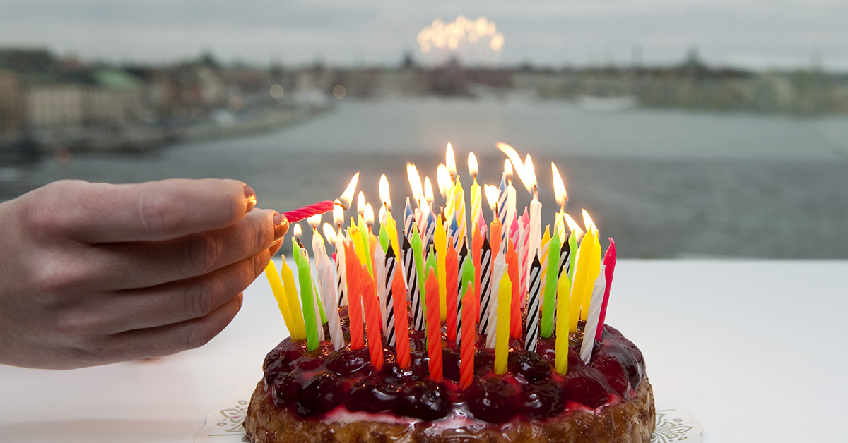 En tårta med hundra ljus.