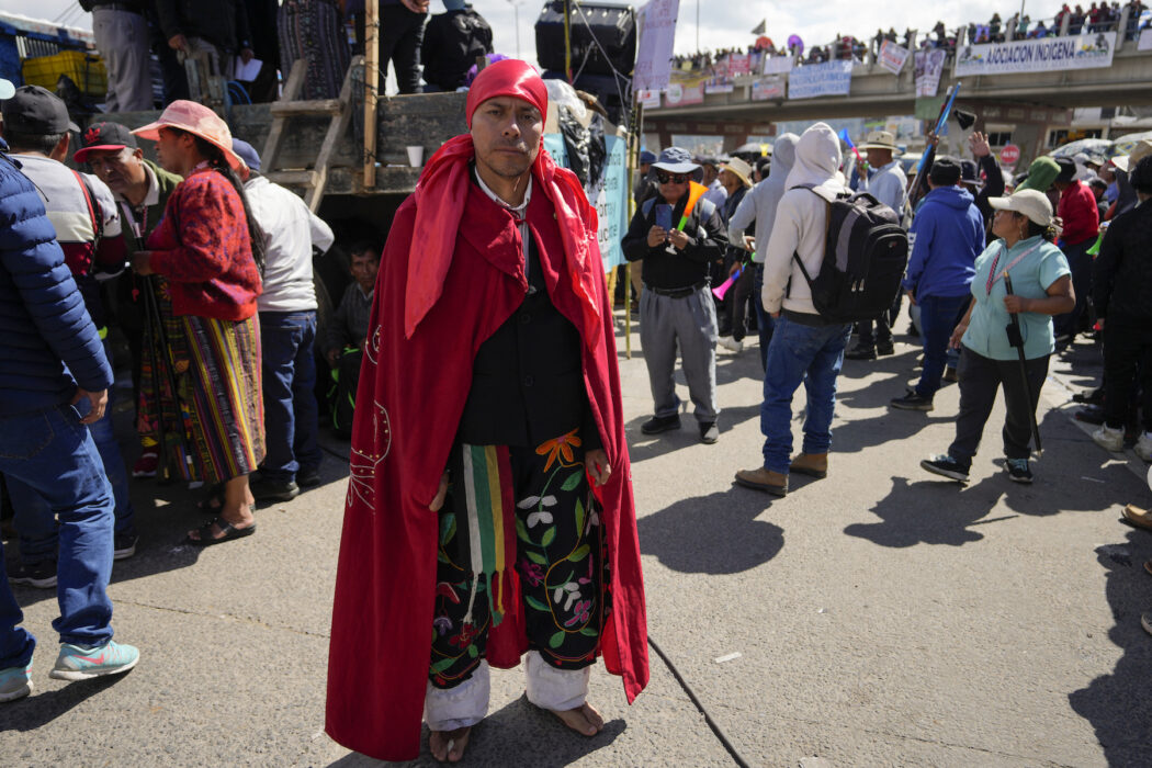 Protester mot försöken att stoppa Bernardo Arevalo från att tillträda som president i Guatemala 2023.