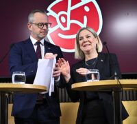 Magdalena Andersson med flera S-politiker.