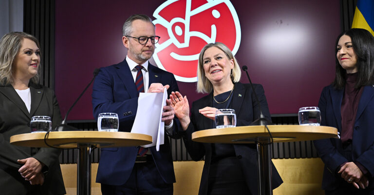 Magdalena Andersson med flera S-politiker.