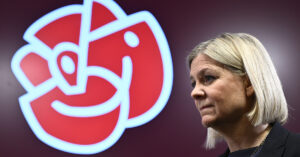 Magdalena Andersson framför en S-logga.