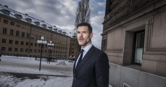 Migrationsminister Johan Forssell utanför riksdagen.
