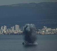 Bomb exploderar över en sjö.