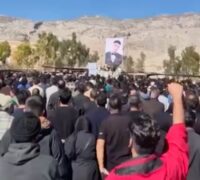 Människor protesterar i Iran.
