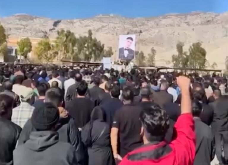 Människor protesterar i Iran.