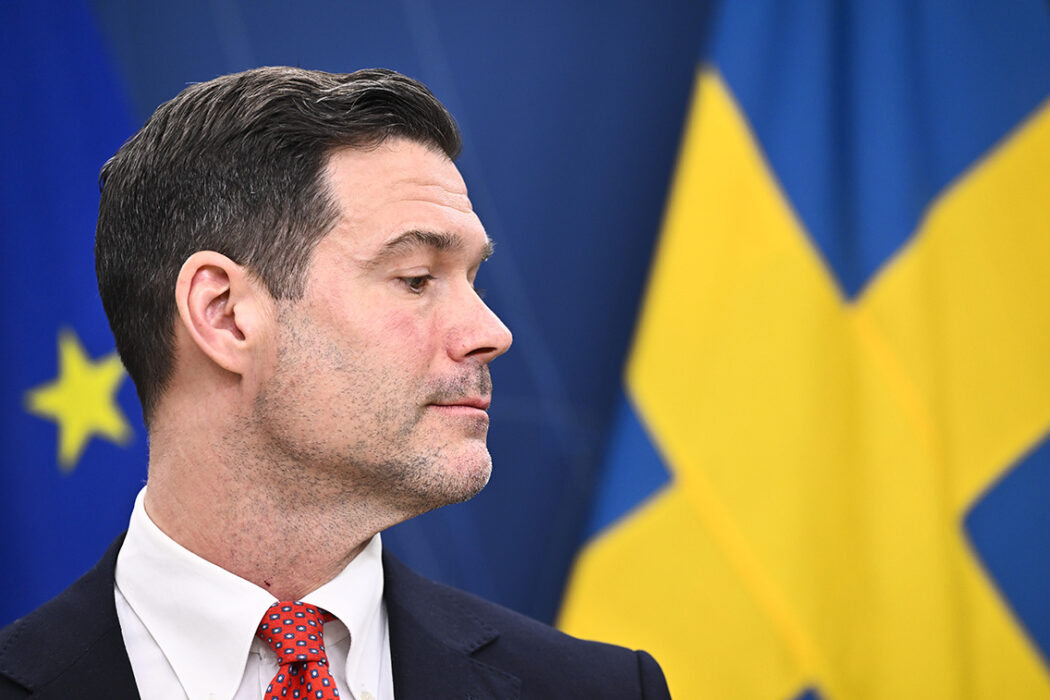 De nya reglerna ska minska risken att människor försvinner in i ett ”skuggsamhälle”, menar migrationsminister Johan Forssell (M).