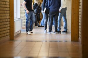 Elever i skola på rast.