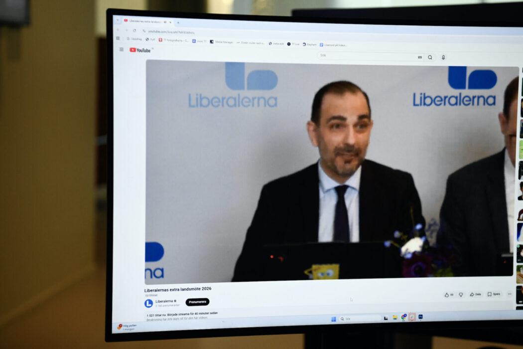 Mötets ordförande Arman Teimouri (L) när Liberalerna höll ett extrainsatt digitalt landsmöte på söndagen.