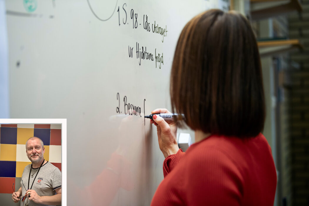 Lärare skriver på tavla.