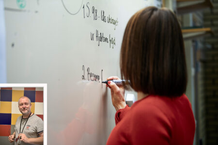 Lärare skriver på tavla.