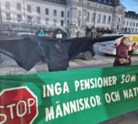 Aktion med svartklädd person.