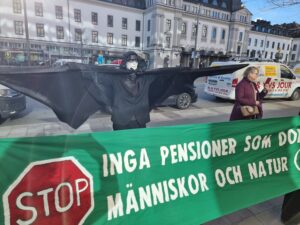 Aktion med svartklädd person.