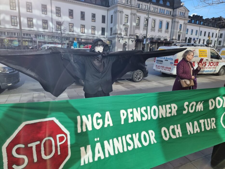 Aktion med svartklädd person.