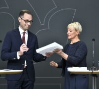 Anna Tenje (M)tar emot en utredning från utredare Mikael Westberg.