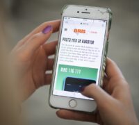 Tonåring håller mobil med Bris telefonnummer på.