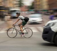Cyklist i stadstrafik.