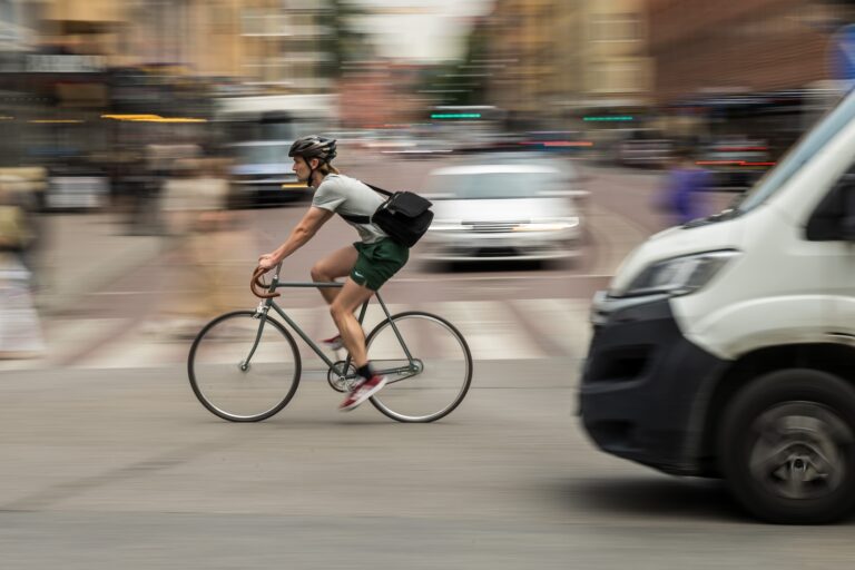 Cyklist i stadstrafik.