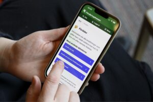 En mobil med Försäkringskassans websida.