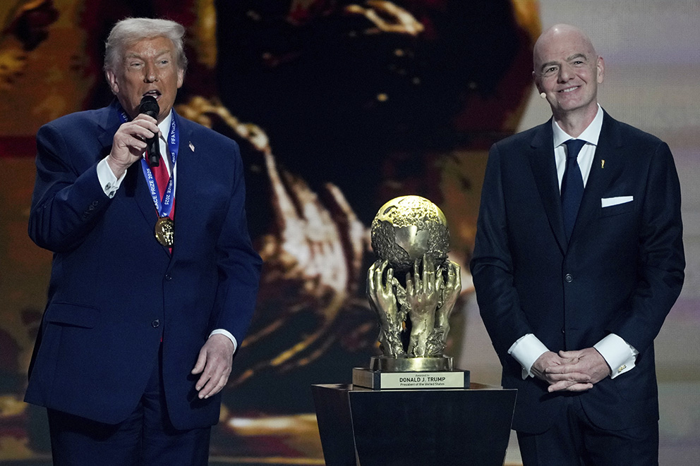 USA:s president Donald Trump talar efter att ha mottagit Fifas fredspris av Gianni Infantino under lottningen till fotbolls-VM 2026 i Kennedy Center i Washington.