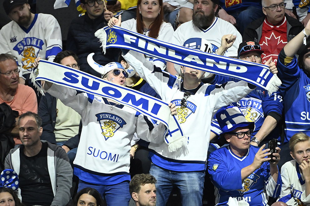 Finländska fans visar sitt stöd – samtidigt toppar Finland återigen listan över världens lyckligaste länder.