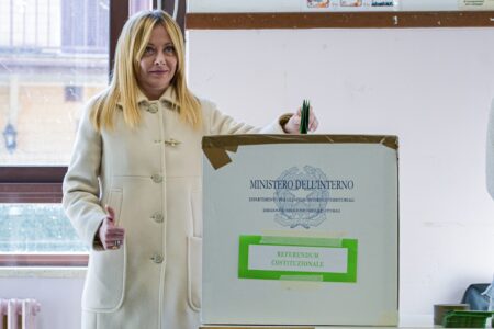 Giorgia Meloni röstar.