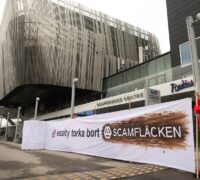 Demonstration utanför Essitys huvudkontor.