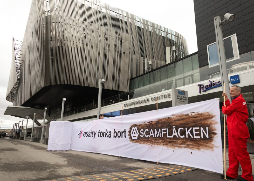 Demonstration utanför Essitys huvudkontor.