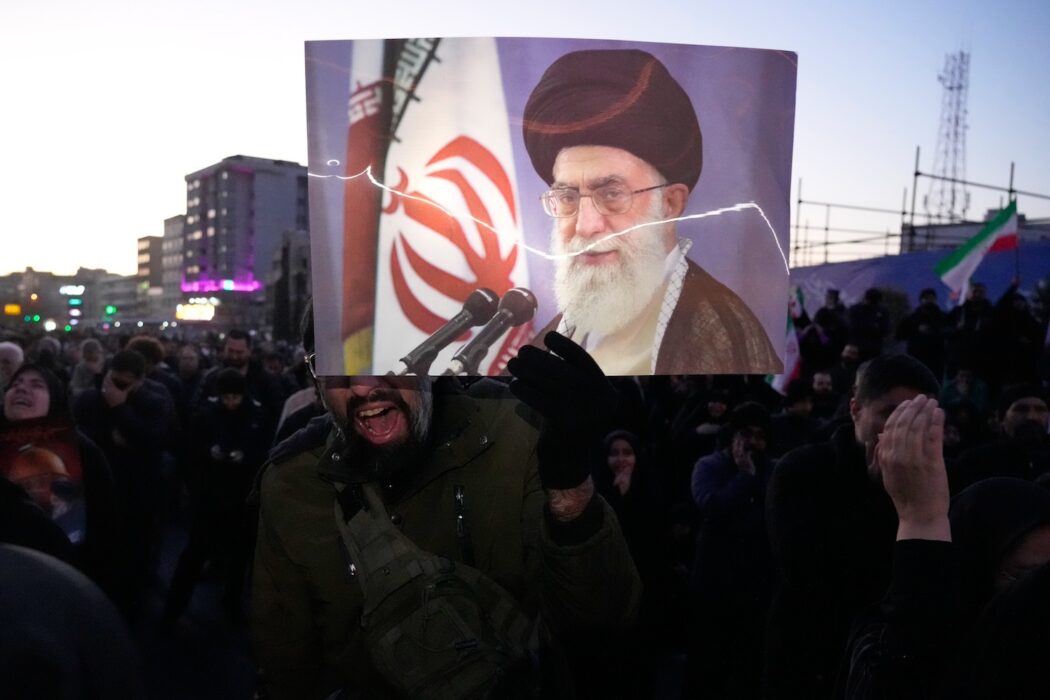 Ayatolla Khameneis bild syns på ett plakat i en folkmassa.