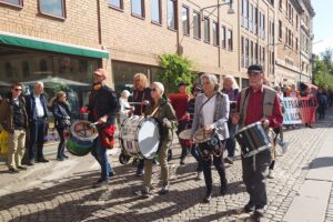 Demonstrationståg med trummor.