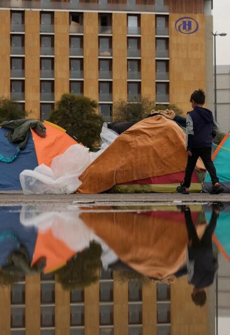 Tält uppradade längs en gata i Beirut.
