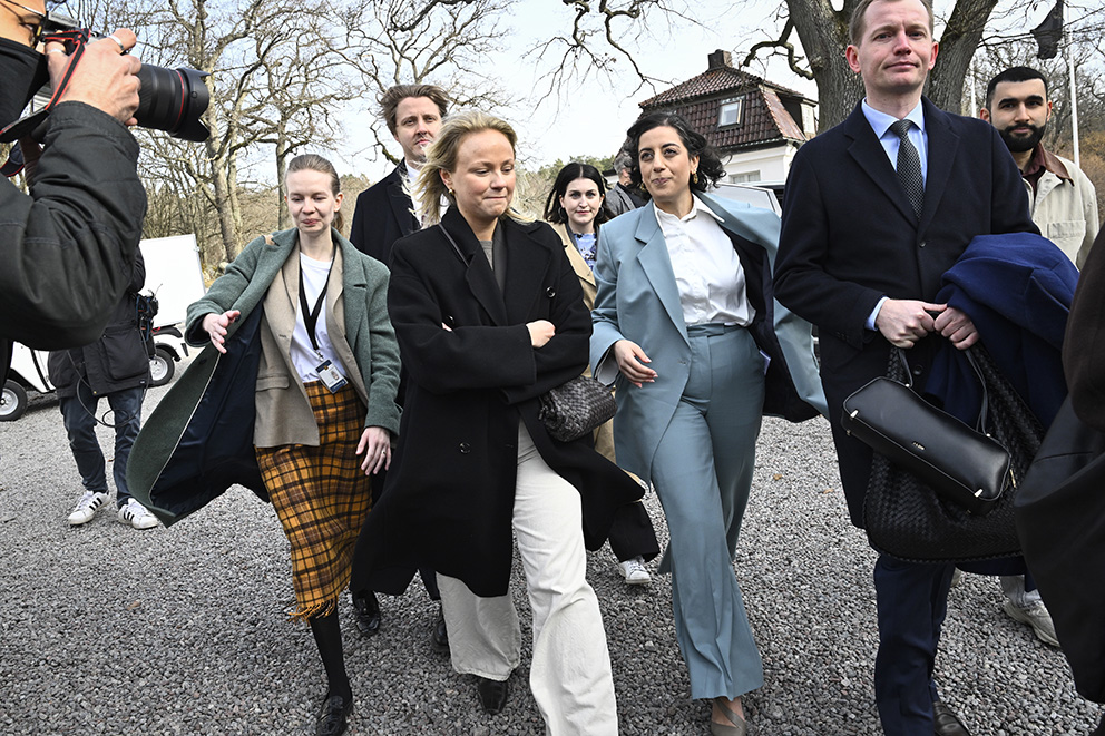 Liberalernas partiledare Simona Mohamsson (L) på väg in till partistyrelsens möte på en kursgård i Sollentuna på fredagen.